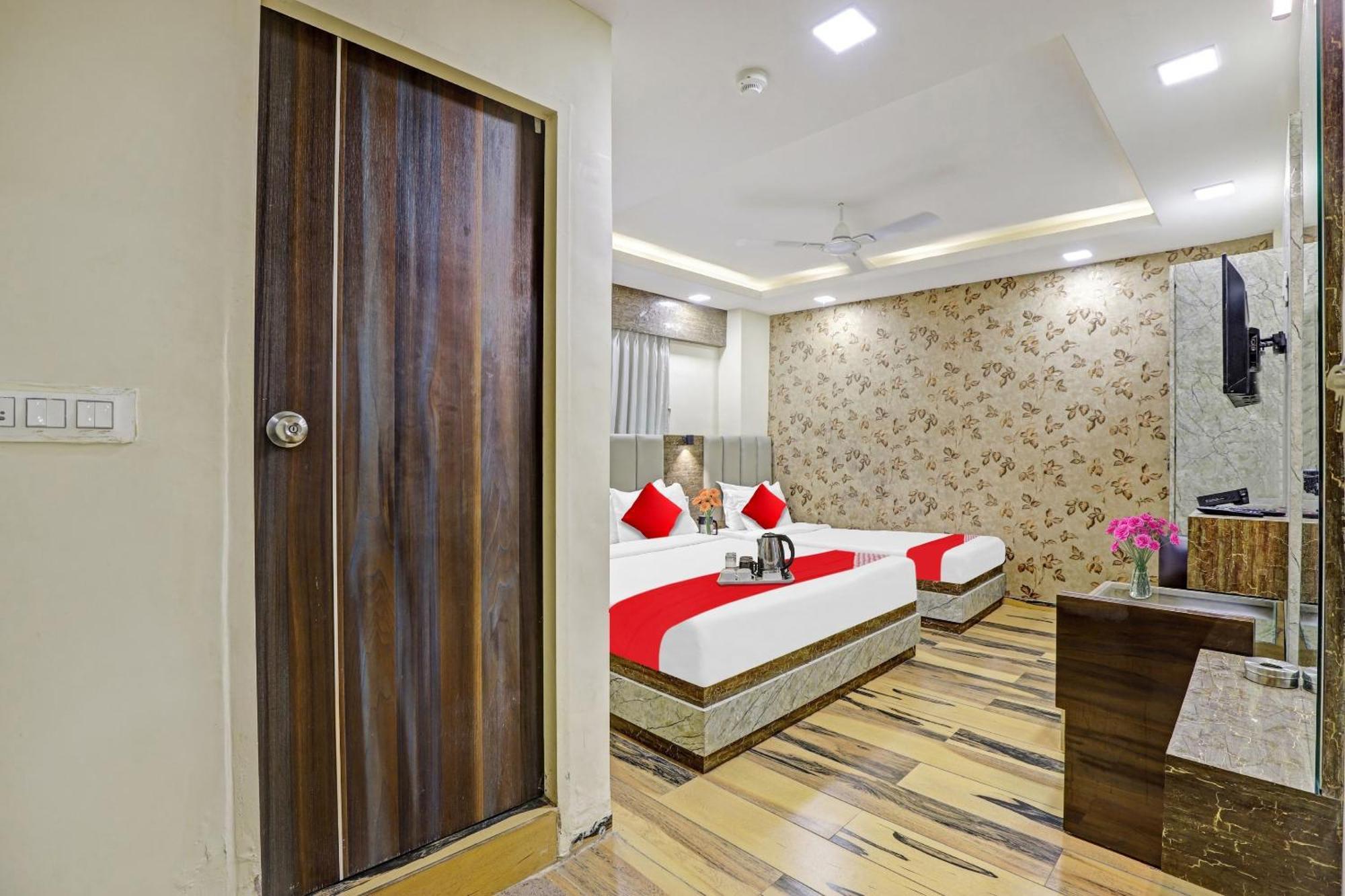 Collection O Hotel Raj Palace Вадодара Экстерьер фото