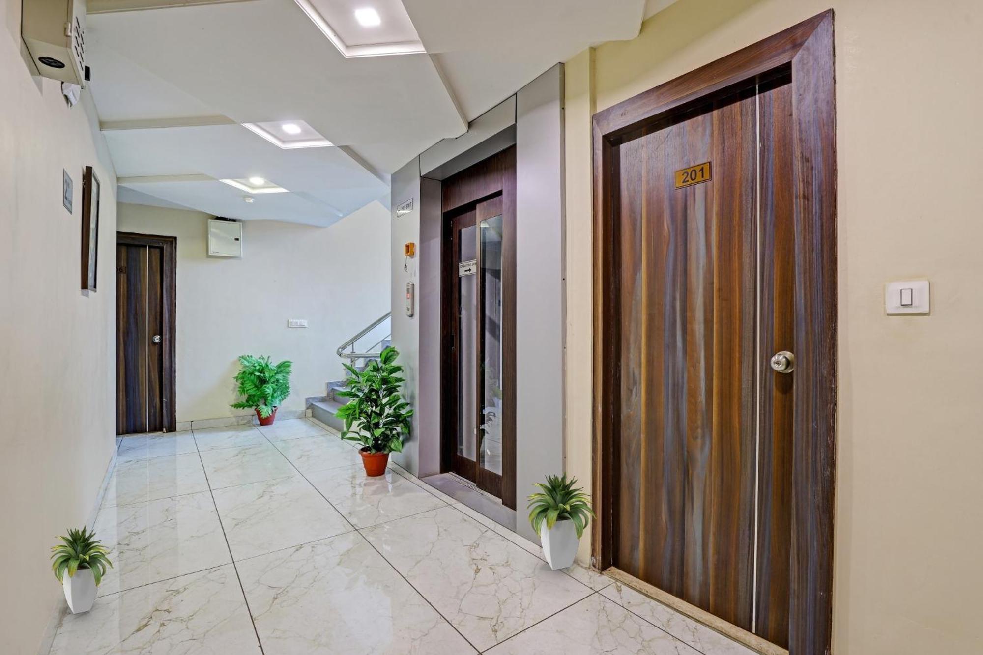 Collection O Hotel Raj Palace Вадодара Экстерьер фото