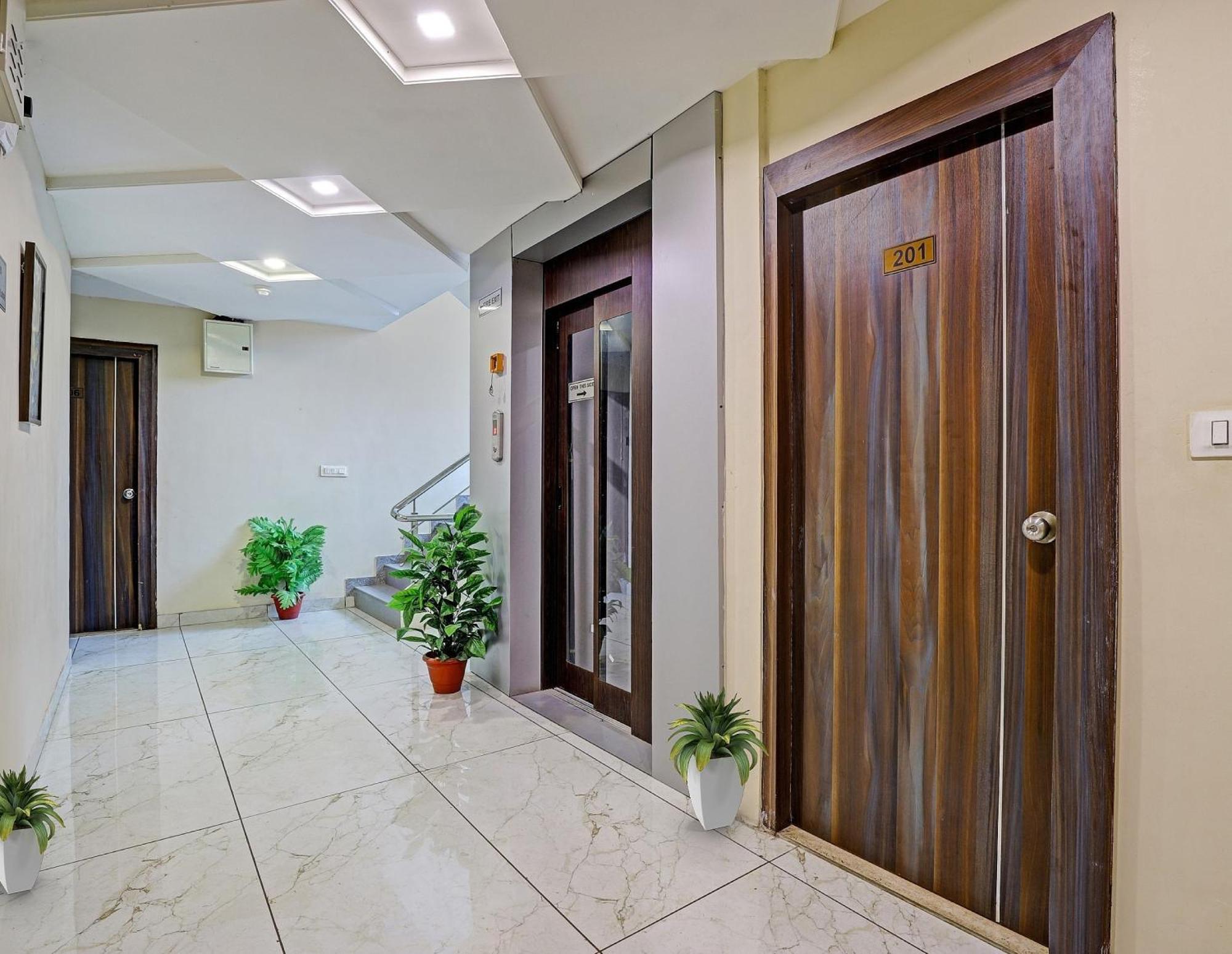 Collection O Hotel Raj Palace Вадодара Экстерьер фото