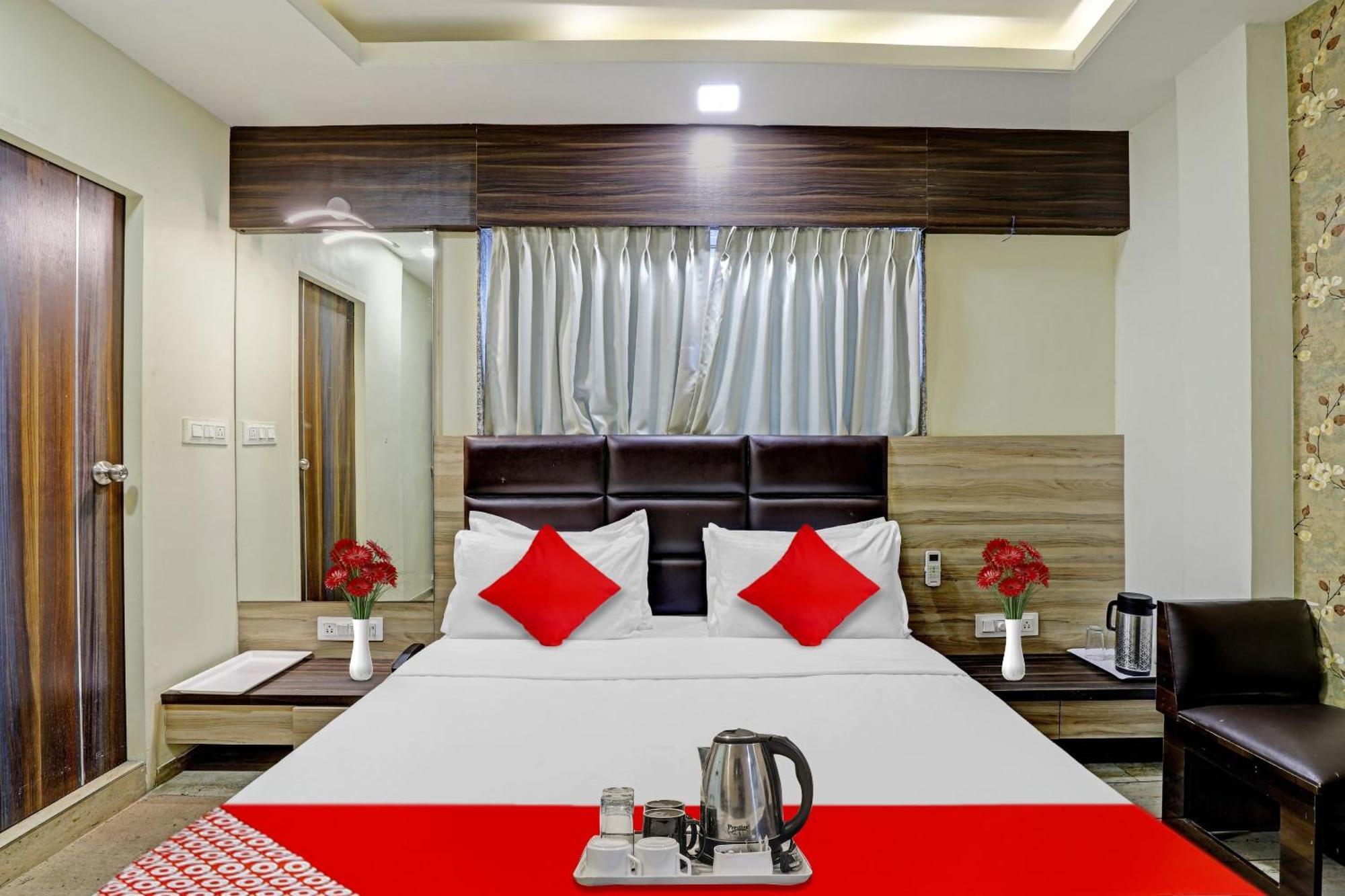 Collection O Hotel Raj Palace Вадодара Экстерьер фото