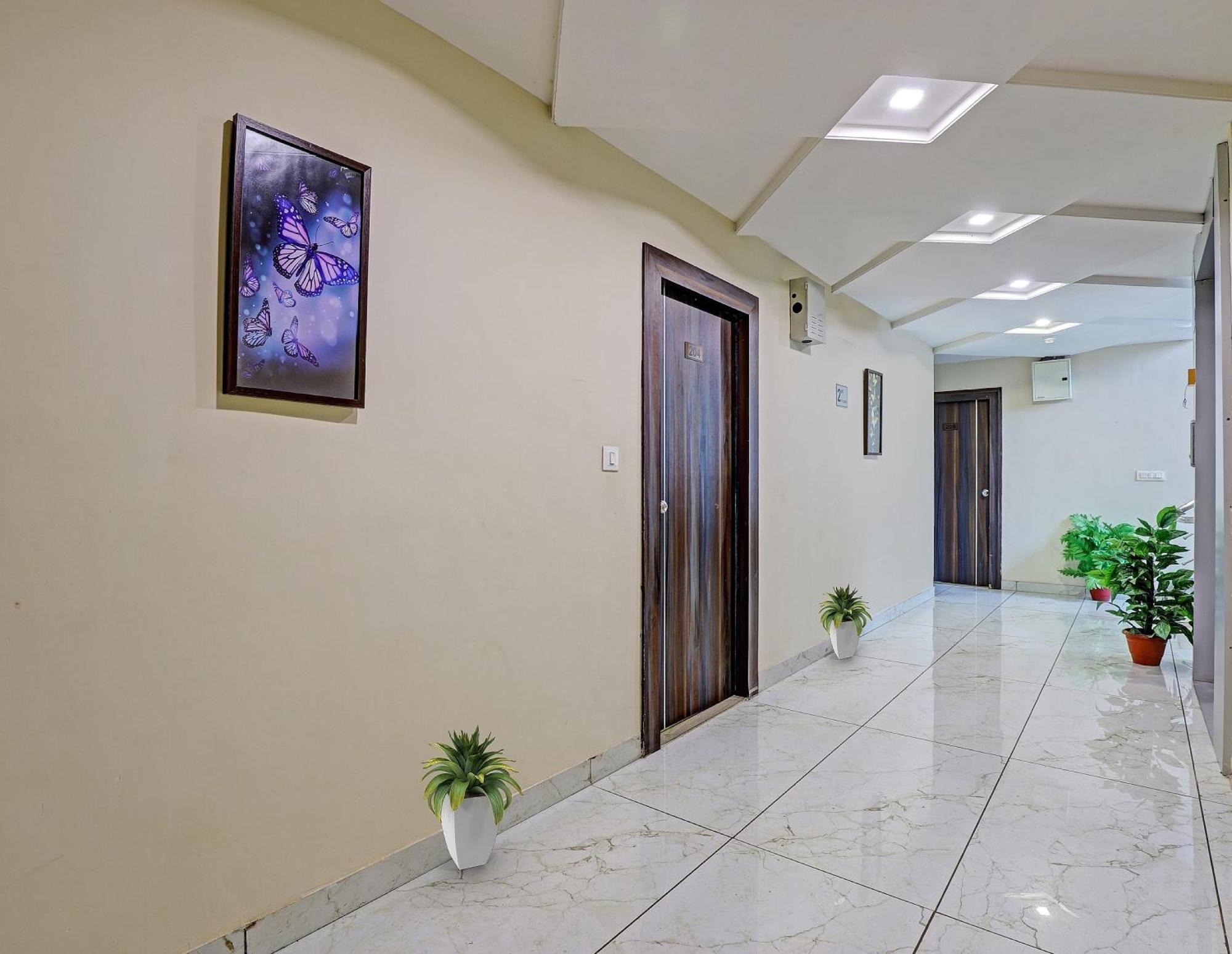 Collection O Hotel Raj Palace Вадодара Экстерьер фото